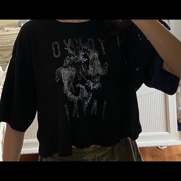 Black semi-cropped graphic tee from Garage. - Picture 3 of 3